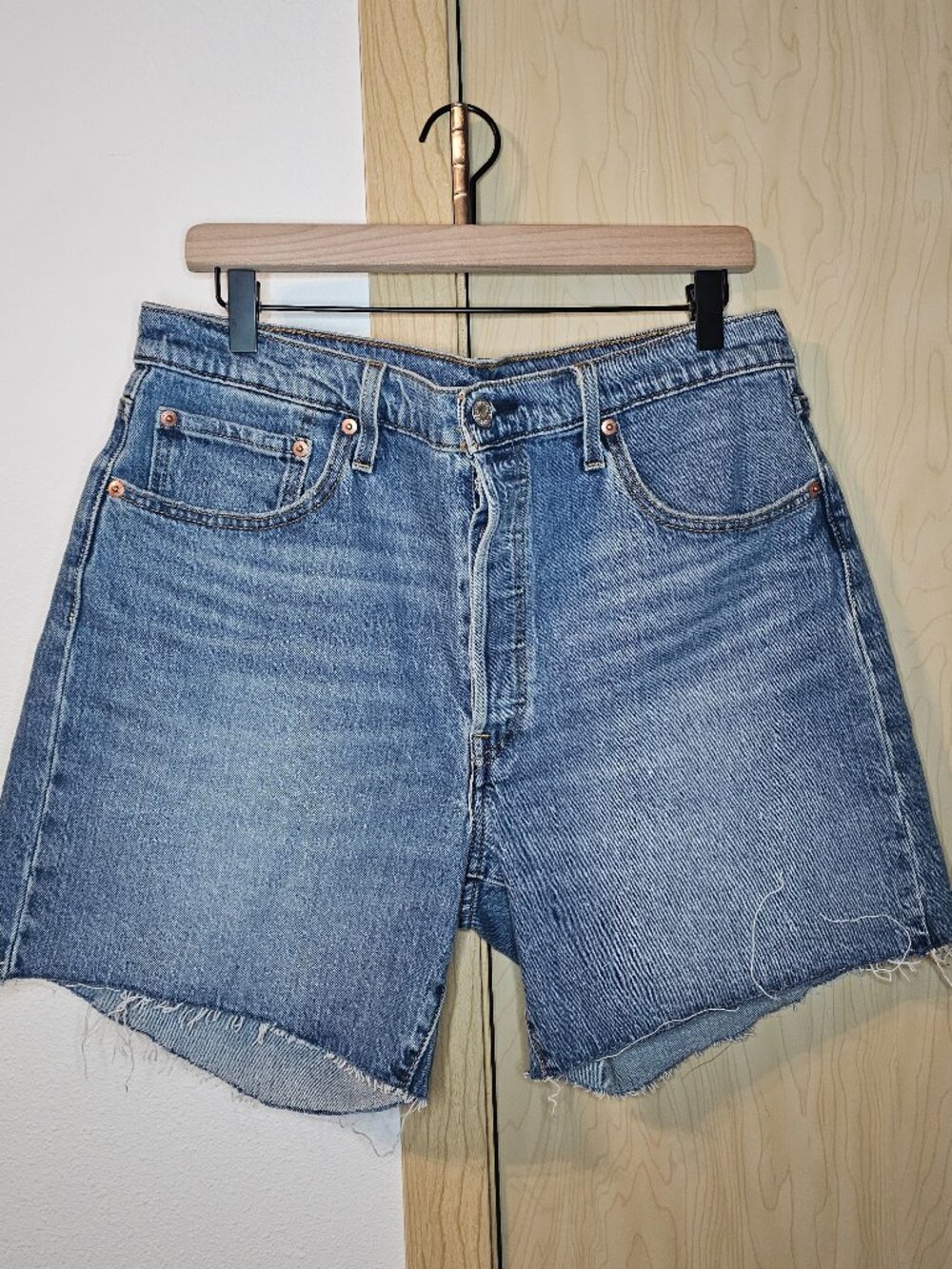 Levi mid shorts size 33